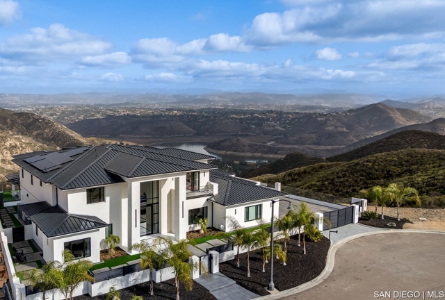 18386 Avenida Apice, Rancho Santa Fe CA: https://media.crmls.org/mediaz/6b7c0770-d6e2-4d1a-bf69-b17f49ada374.jpg