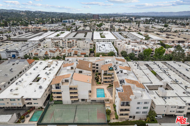 5310 Zelzah Avenue, Encino CA: https://media.crmls.org/mediaz/6b7c991f-9f10-4e82-850c-c997a498a875.jpg