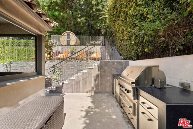 3300 N Knoll Drive, Los Angeles CA: https://media.crmls.org/mediaz/6b7d0c51-949f-4a61-80d7-42e49cec2204.jpg