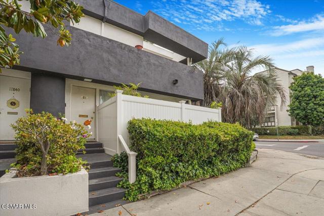 17842 Magnolia Boulevard, Encino CA: https://media.crmls.org/mediaz/6b7d21cb-f03c-4c2c-9a2b-3c667cf6cdea.jpg