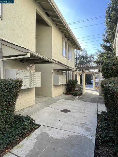 2562 Walnut Blvd, Walnut Creek CA: https://media.crmls.org/mediaz/6b7e8ff5-457d-4395-8d02-a8debf73a4dd.jpg