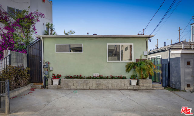 122 Thornton Place, Venice CA: https://media.crmls.org/mediaz/6b7efc4b-21a0-41ed-99f8-819d6baaf4a7.jpg