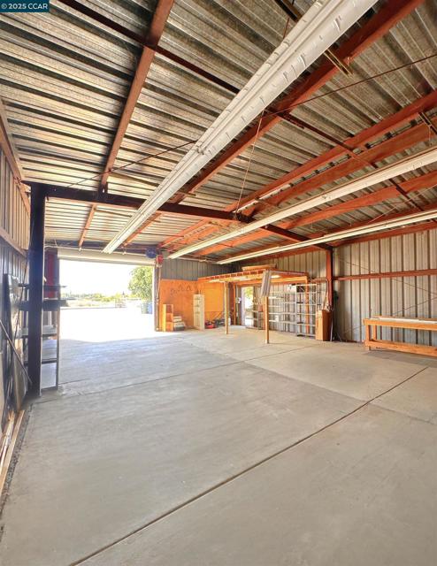 1950 Tule Ln, Knightsen CA: https://media.crmls.org/mediaz/6b7f5b77-ac68-447b-aa42-cb2737ca2c9f.jpg