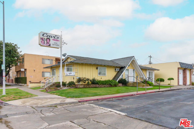 7801 Crenshaw Boulevard, Los Angeles CA: https://media.crmls.org/mediaz/6b811800-e86f-441b-840c-e7f2246791e5.jpg
