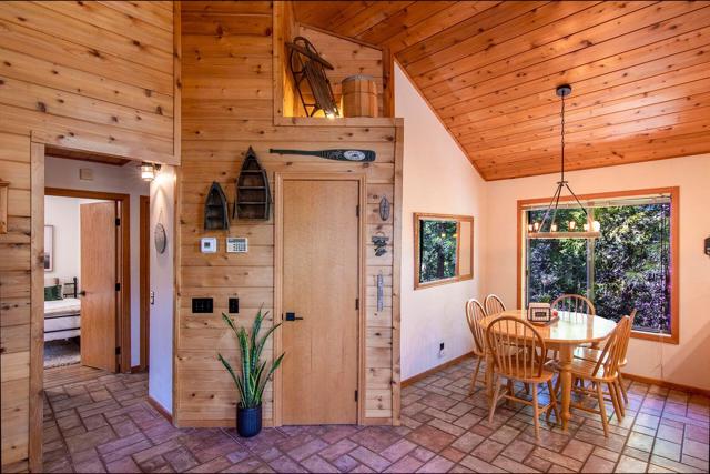 24561 Lakeview Drive, Idyllwild CA: https://media.crmls.org/mediaz/6b813557-3153-4a94-aa9c-f13337d12fe5.jpg
