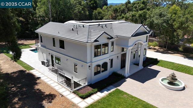 74 Middlefield Rd, Atherton CA: https://media.crmls.org/mediaz/6b81ddec-68fd-4947-905f-98d4ce4f8d84.jpg