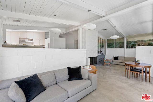 810 Bramble Way, Los Angeles CA: https://media.crmls.org/mediaz/6b81f311-77b7-4911-93bb-e612465274a3.jpg