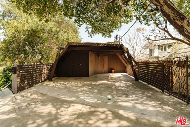 6894 Pacific View Drive, Los Angeles CA: https://media.crmls.org/mediaz/6b823999-7133-4d21-af5d-7b9c8e0d260e.jpg