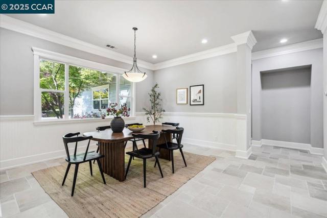 1291 Clover Ln, Walnut Creek CA: https://media.crmls.org/mediaz/6b8290d8-f7a2-4be1-a2c4-1bf9087be7e0.jpg