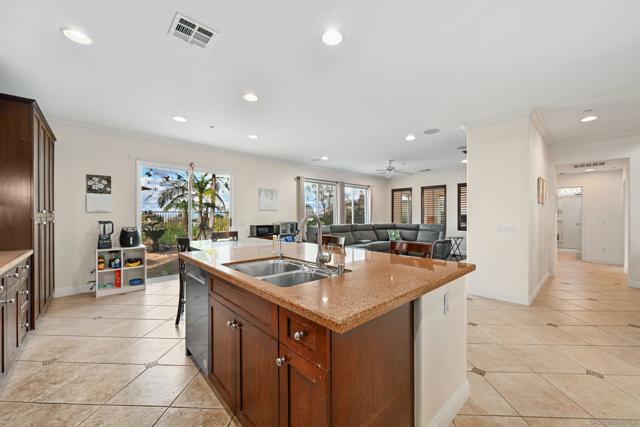 10562 Aspen Gln, Escondido CA: https://media.crmls.org/mediaz/6b8337eb-befd-4af3-a0a4-8bc2f252c68a.jpg