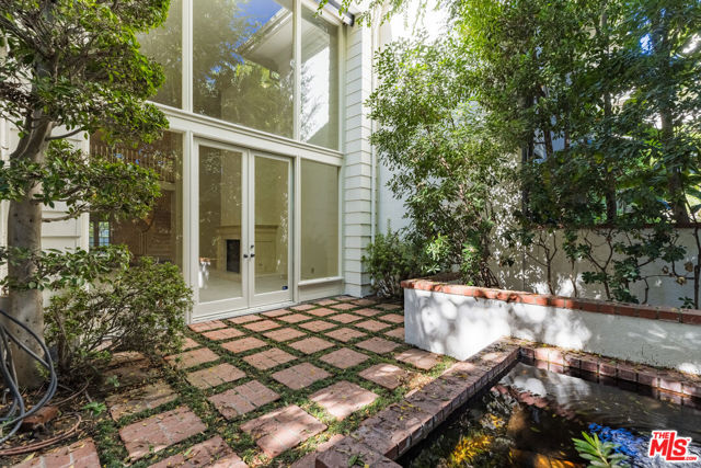 12386 Ridge Circle, Los Angeles CA: https://media.crmls.org/mediaz/6b83b9ff-38a3-4c7a-9cfb-2d602320f8d8.jpg