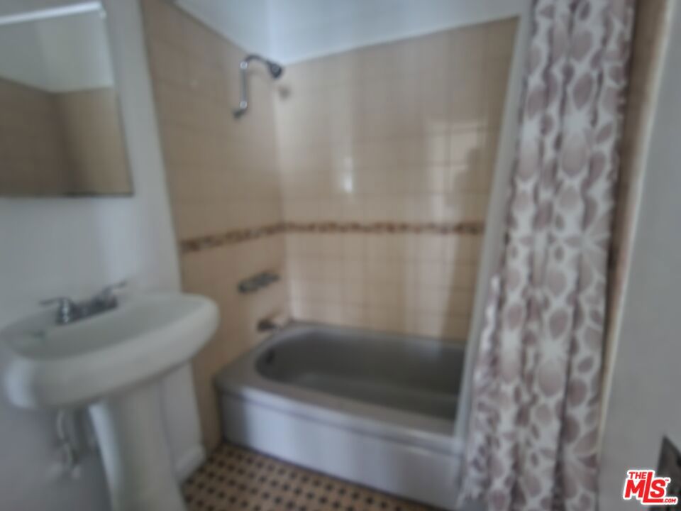 https://media.crmls.org/mediaz/6b84b462-02a7-45ac-8d67-d4b92382870f.jpg?preset=X-Large