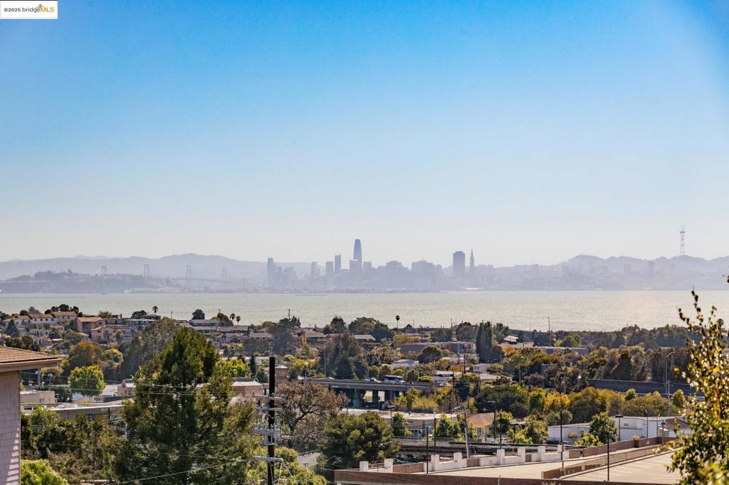 https://media.crmls.org/mediaz/6b854bbb-9921-4ea2-9178-a759ce49a1ad.jpg?preset=X-Large