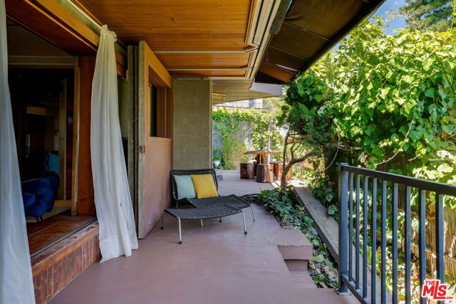 2528 Dearborn Drive, Los Angeles CA: https://media.crmls.org/mediaz/6b85f663-e6ec-4b9d-8ceb-c934f959dc9f.jpg