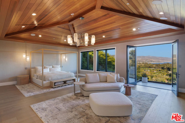 7052 Dume Drive, Malibu CA: https://media.crmls.org/mediaz/6b87049a-c605-45a9-a40b-778c9bc82ca7.jpg