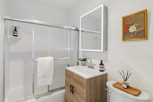 519 Stratford Ct, Del Mar CA: https://media.crmls.org/mediaz/6b8820c1-d58c-43e6-bbd2-42568b830355.jpg