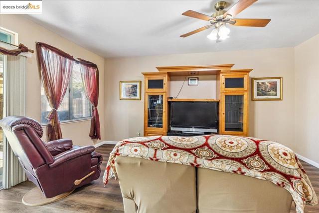 1531 Rutherford Ln, Oakley CA: https://media.crmls.org/mediaz/6b8834e0-caa1-4c47-848a-e9e37840c35f.jpg