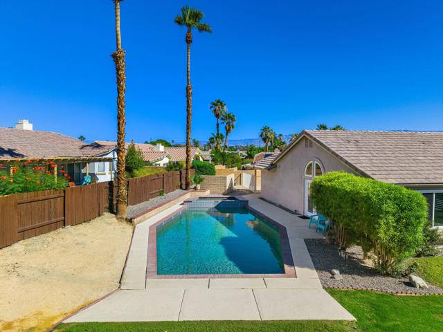 44345 Willow Circle, La Quinta CA: https://media.crmls.org/mediaz/6b8929cc-9544-4268-9b88-095c81a1f74e.jpg