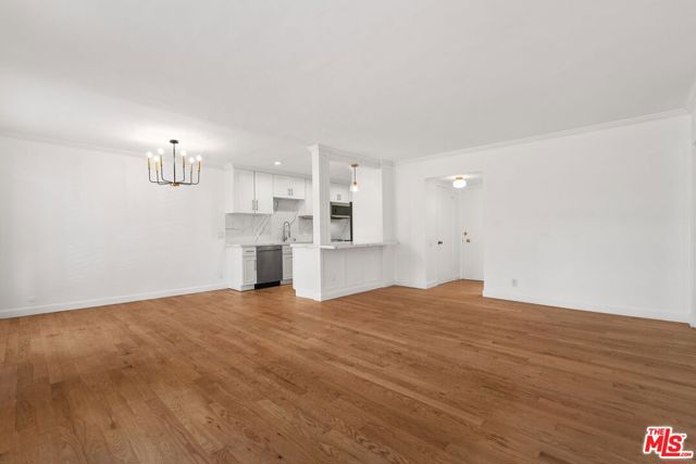 7270 Hillside Avenue, Los Angeles CA: https://media.crmls.org/mediaz/6b8a4ce1-c568-49cd-a822-9fe789cbe3e2.jpg