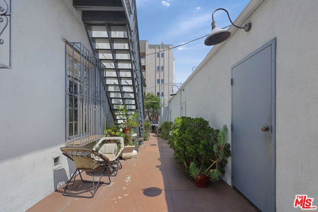 920 S Serrano Avenue, Los Angeles CA: https://media.crmls.org/mediaz/6b8a57f7-b7a5-4505-b6e9-c064272d2320.jpg