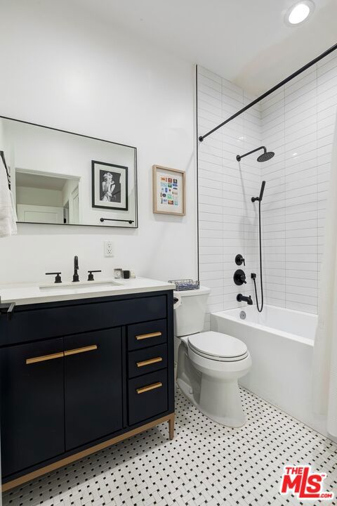 1131 12th Street, Santa Monica CA: https://media.crmls.org/mediaz/6b8a7232-3ffe-4851-81ba-7f00929b8a51.jpg