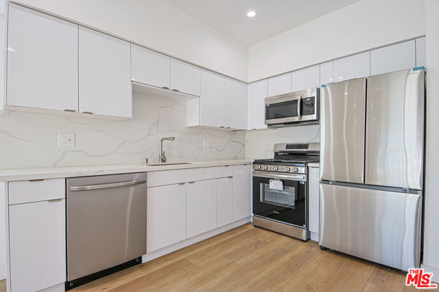 954 N Kingsley Drive, Los Angeles CA: https://media.crmls.org/mediaz/6b8ab172-866b-444a-affd-619573d780e1.jpg