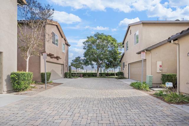 1670 Grasshopper Ln, Chula Vista CA: https://media.crmls.org/mediaz/6b8bcf62-a702-49a2-aa32-e17820379a07.jpg