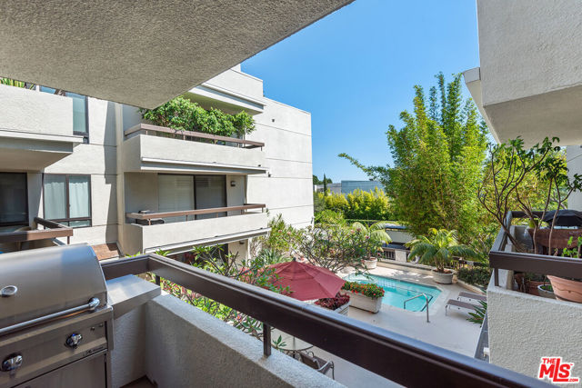 851 N Kings Road, West Hollywood CA: https://media.crmls.org/mediaz/6b8d10dd-dcc3-492f-948d-1ecba18a2a9d.jpg