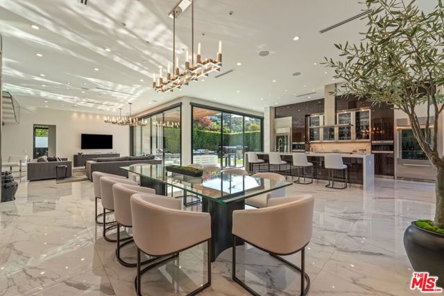 4049 Coldwater Canyon Avenue, Studio City CA: https://media.crmls.org/mediaz/6b8d318b-6d09-4bbb-995b-7124834eeb3b.jpg