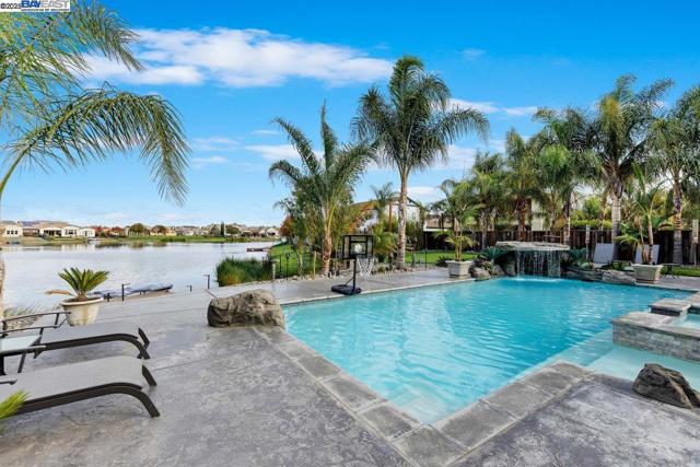 1050 Clear Lake Dr, Oakley CA: https://media.crmls.org/mediaz/6b8dec60-7a69-4f6c-815c-5de8529945b6.jpg