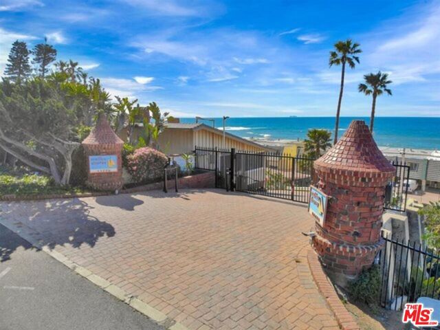 11770 Pacific Coast Highway, Malibu CA: https://media.crmls.org/mediaz/6b8e679c-8b12-4b1d-8fbb-59407cb9d0b2.jpg