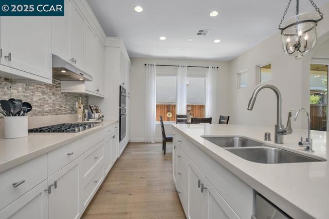 1746 Veneto Ln, Brentwood CA: https://media.crmls.org/mediaz/6b8f849e-61f4-4ac1-a3d8-9883cd9e4cdb.jpg