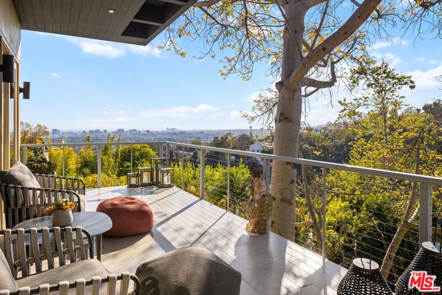 1415 Summitridge Drive, Beverly Hills CA: https://media.crmls.org/mediaz/6b8f9af7-0fab-4b2e-adb0-0bc724a98cf1.jpg