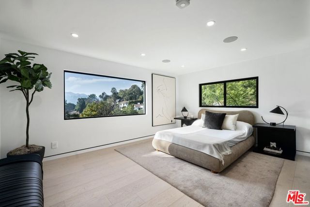 3290 N Knoll Drive, Los Angeles CA: https://media.crmls.org/mediaz/6b909caa-3ffa-478e-a746-959229c73441.jpg