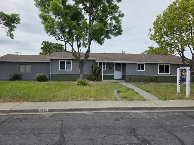 1693 Greentree Drive, Concord CA: https://media.crmls.org/mediaz/6b90b9c0-e33b-42c5-a126-254c74f86084.jpg