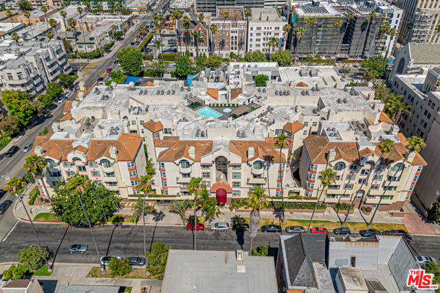 620 S Gramercy Place, Los Angeles CA: https://media.crmls.org/mediaz/6b9134e3-81c0-4681-989e-df902436c571.jpg