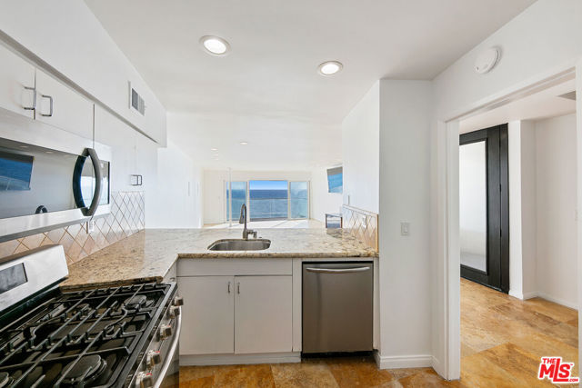 20438 Pacific Coast Highway, Malibu CA: https://media.crmls.org/mediaz/6b916f3c-b3b0-48be-92c1-696eb3e34ad6.jpg