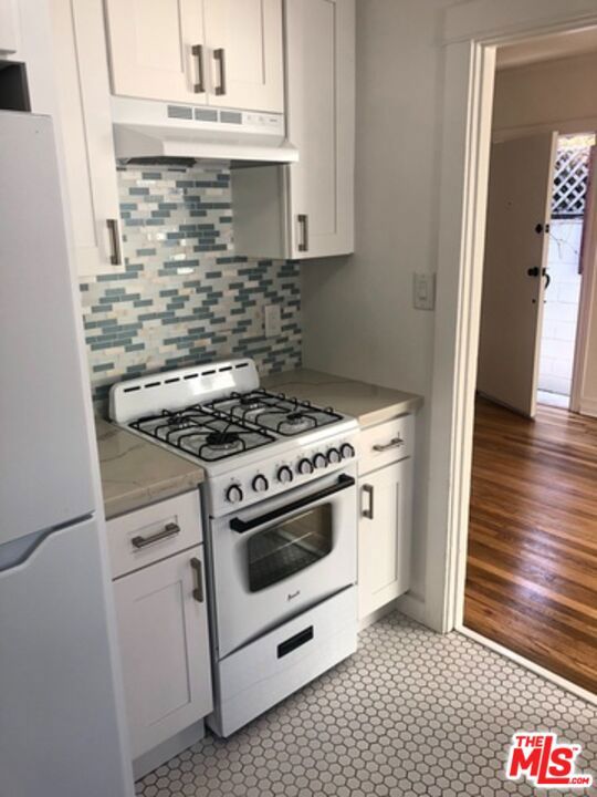 421 Grand Boulevard, Venice CA: https://media.crmls.org/mediaz/6b9176ab-5f27-4cea-b5be-39cdfa4cbe9f.jpg