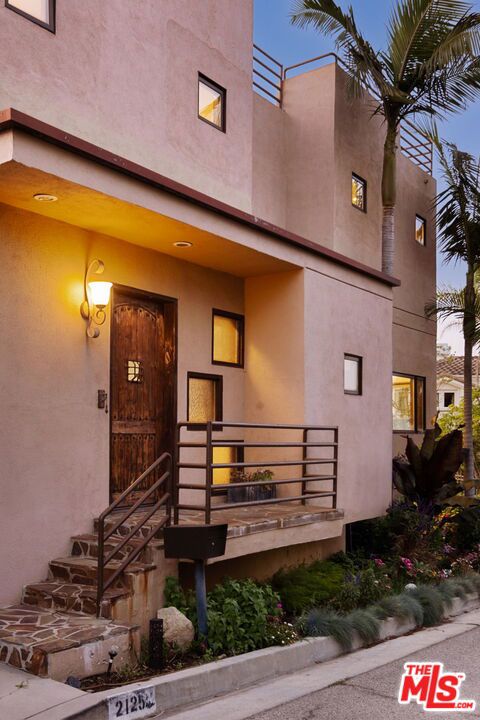 2125 Kew Drive, Los Angeles CA: https://media.crmls.org/mediaz/6b9344f7-e0ba-475b-883f-0fd3767112a5.jpg