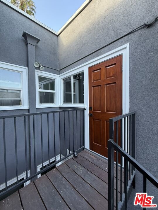 5530 Franklin, Los Angeles CA: https://media.crmls.org/mediaz/6b96fc8b-e619-428d-b1d6-6702834c8aac.jpg