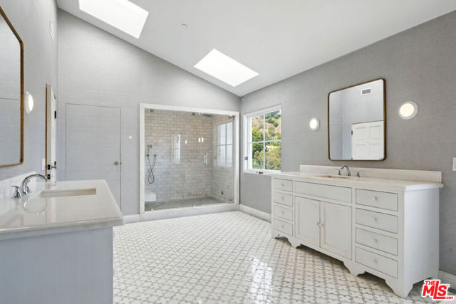 1675 Woods Drive, Los Angeles CA: https://media.crmls.org/mediaz/6b9739f1-01bd-442d-80a3-4320252f4815.jpg
