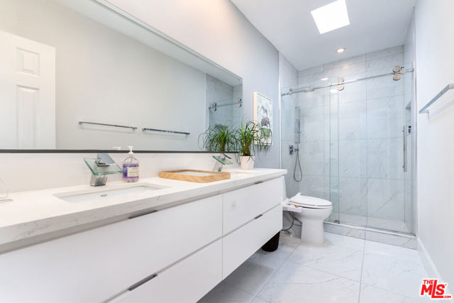 933 17th Street, Santa Monica CA: https://media.crmls.org/mediaz/6b975cad-6219-414a-a35f-7cb7fae5ed3b.jpg