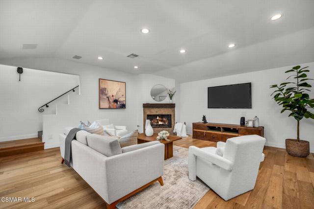 4456 Hayvenhurst Avenue, Encino CA: https://media.crmls.org/mediaz/6b98172c-e4f9-4b95-8094-45d32bbeb2b0.jpg