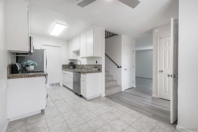 1415 17 Flag Ln, El Cajon CA: https://media.crmls.org/mediaz/6b988a0c-111c-46b7-8201-9d6467b2be40.jpg
