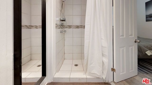 647 18th Street, Los Angeles CA: https://media.crmls.org/mediaz/6b993441-29cd-41d0-9845-a177c5e7c9ac.jpg