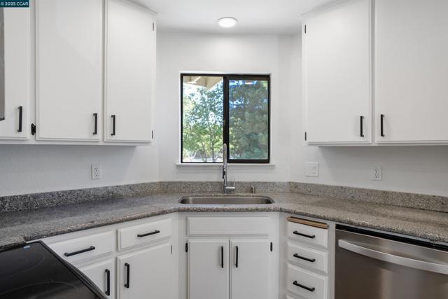 802 Dover, Hercules CA: https://media.crmls.org/mediaz/6b993523-4c18-46a7-a38d-e223a534ce1c.jpg