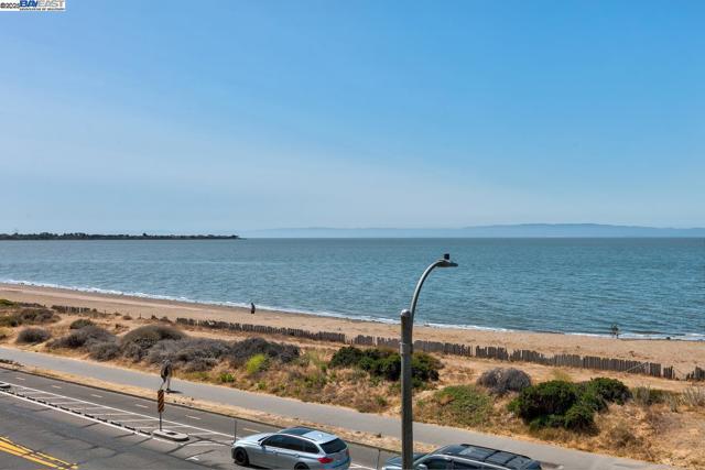 1001 Shoreline Dr, Alameda CA: https://media.crmls.org/mediaz/6b998d31-0f07-48ec-ae98-8c94712ffbeb.jpg