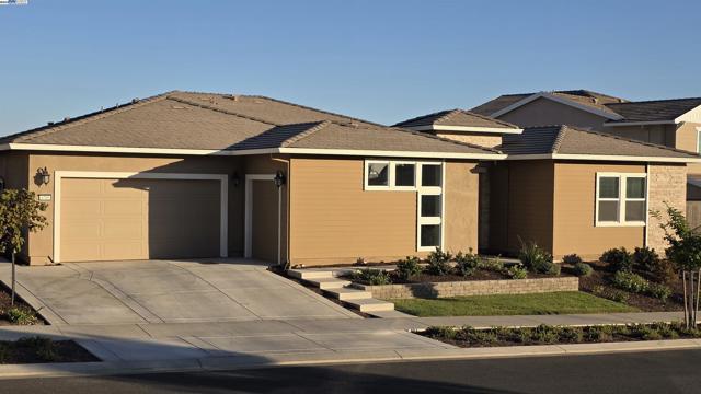 4709 Iron Bird Dr, Folsom CA: https://media.crmls.org/mediaz/6b99a13b-5d7a-4d59-99a4-4b769f5894af.jpg