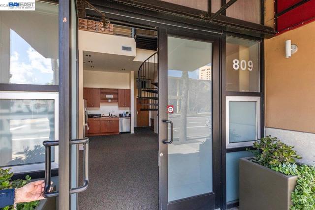 809 Clay St, Oakland CA: https://media.crmls.org/mediaz/6b9a1d5d-1080-4aa4-b8c9-3f207ddf13f0.jpg