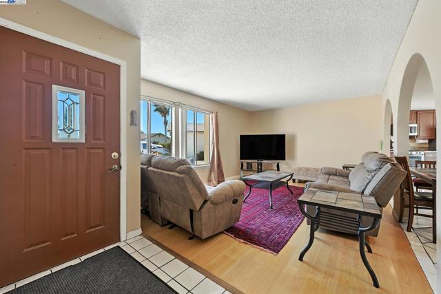 10293 Covina Pl, San Diego CA: https://media.crmls.org/mediaz/6b9ac25a-77c9-4903-8b42-280d7ceeb2b5.jpg